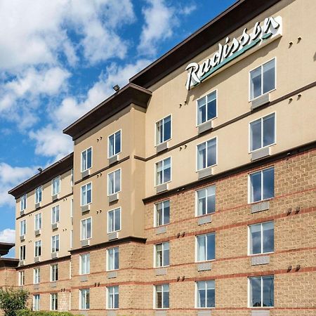Radisson Hotel & Suites פורט מקמארי מראה חיצוני תמונה