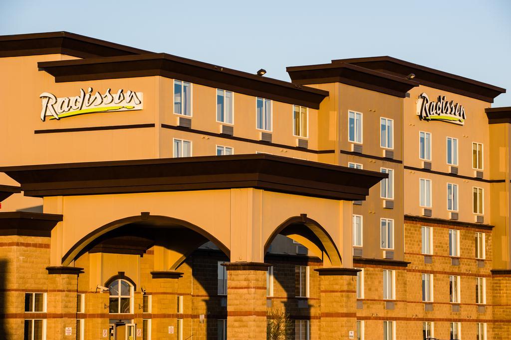 Radisson Hotel & Suites פורט מקמארי מראה חיצוני תמונה