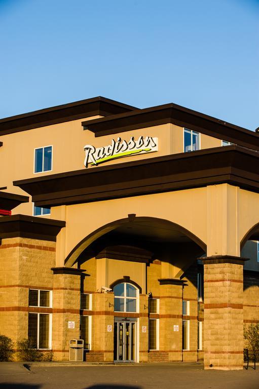 Radisson Hotel & Suites פורט מקמארי מראה חיצוני תמונה