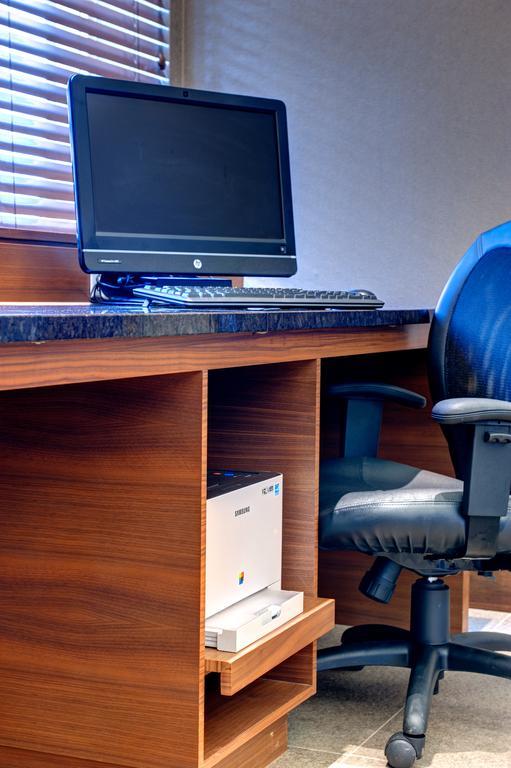 Radisson Hotel & Suites פורט מקמארי מראה חיצוני תמונה