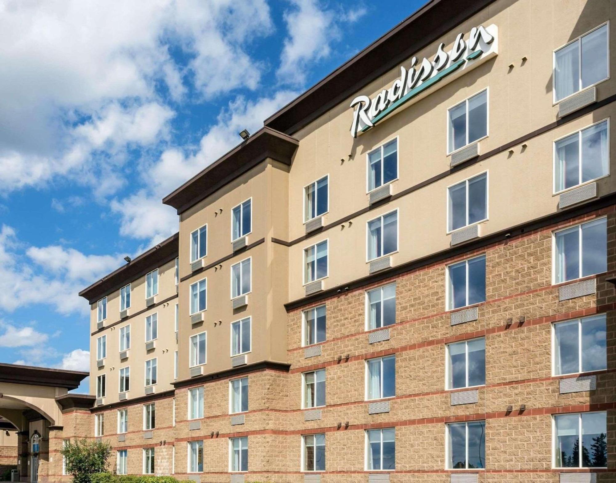 Radisson Hotel & Suites פורט מקמארי מראה חיצוני תמונה