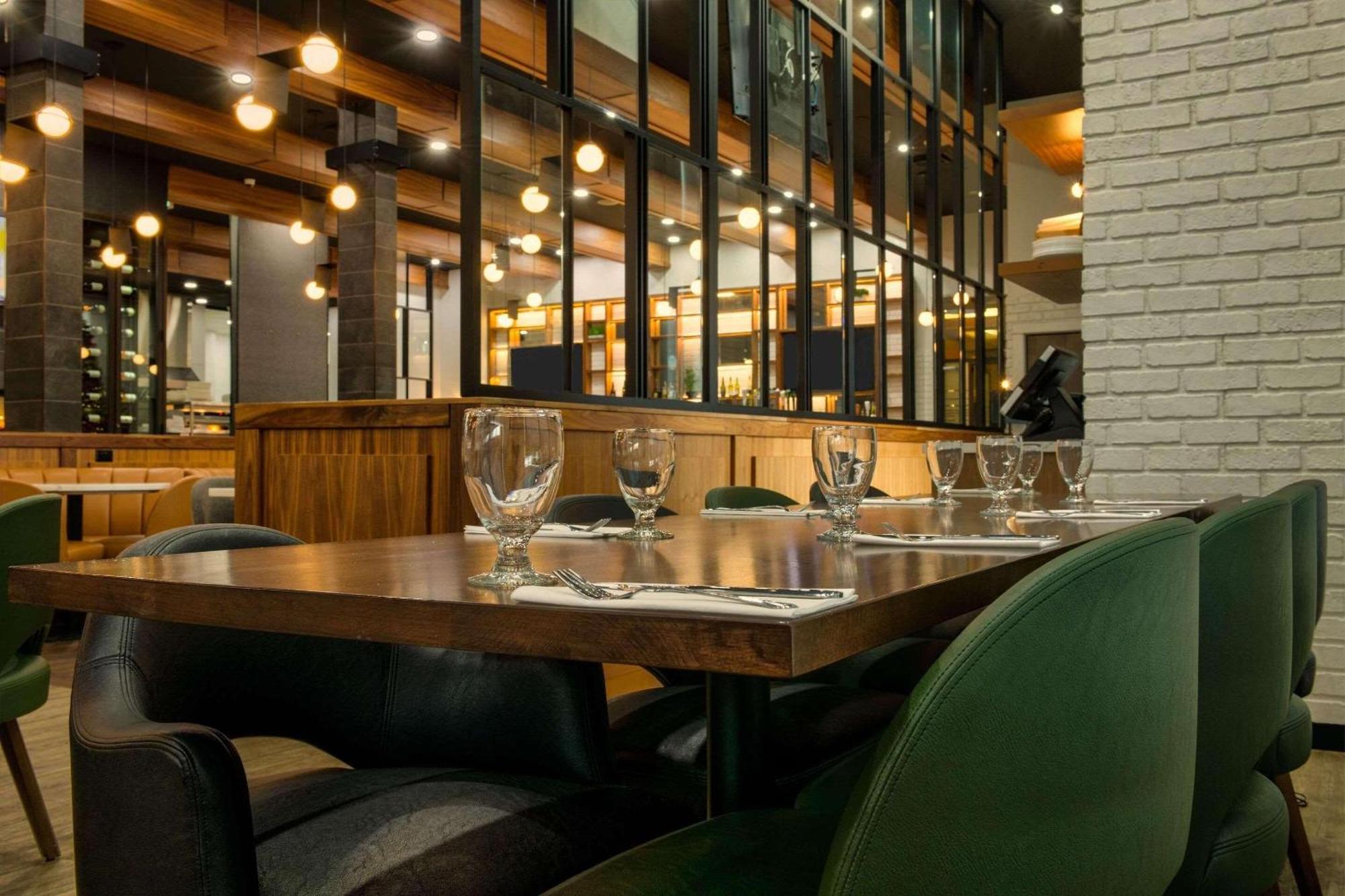 Radisson Hotel & Suites פורט מקמארי מראה חיצוני תמונה