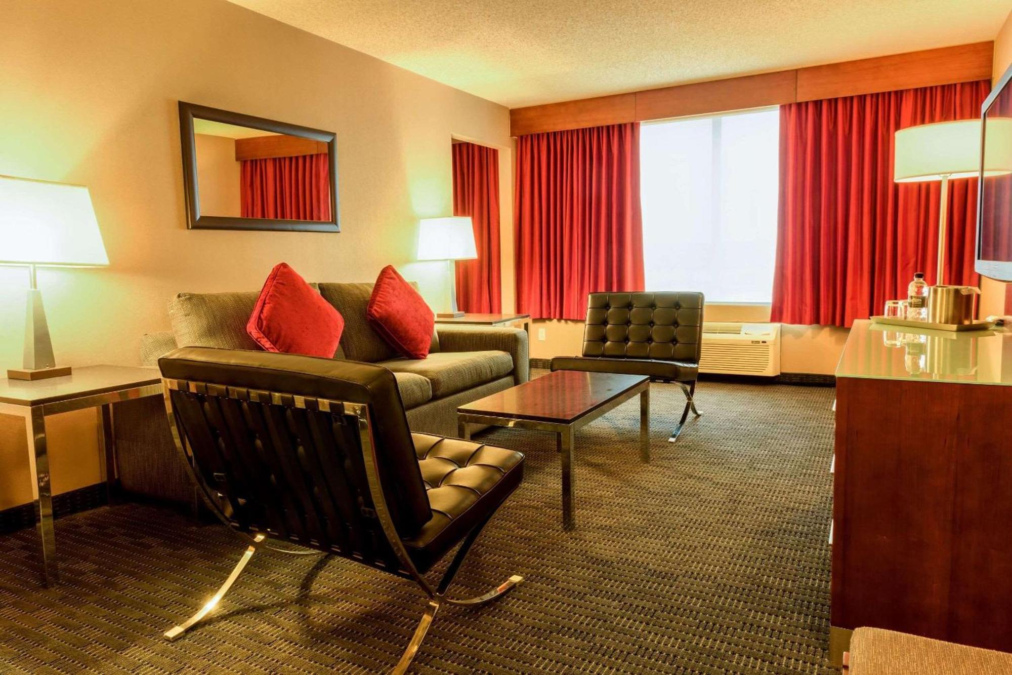 Radisson Hotel & Suites פורט מקמארי מראה חיצוני תמונה