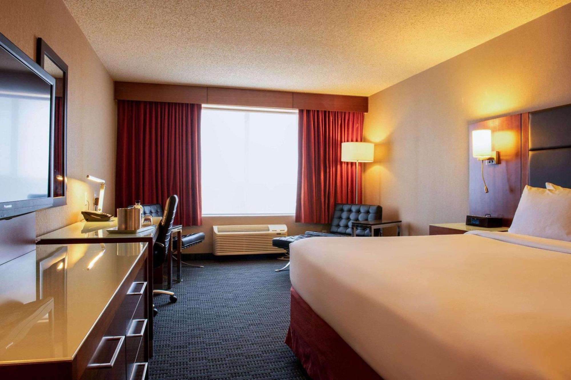 Radisson Hotel & Suites פורט מקמארי מראה חיצוני תמונה