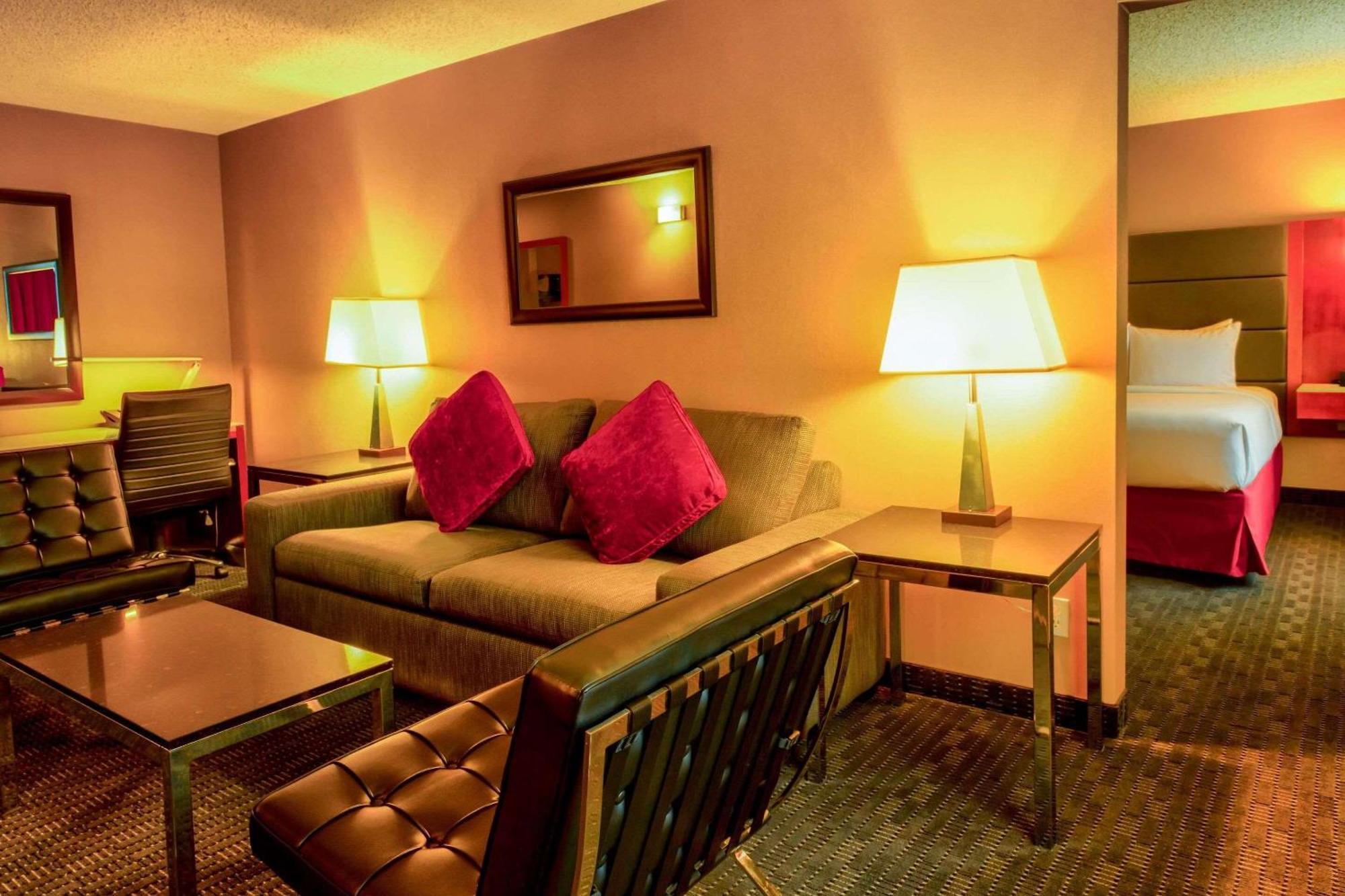 Radisson Hotel & Suites פורט מקמארי מראה חיצוני תמונה