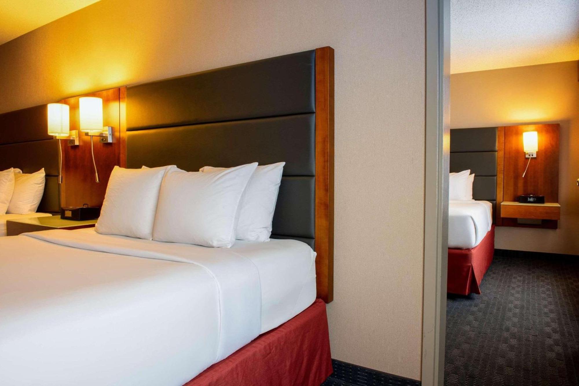 Radisson Hotel & Suites פורט מקמארי מראה חיצוני תמונה