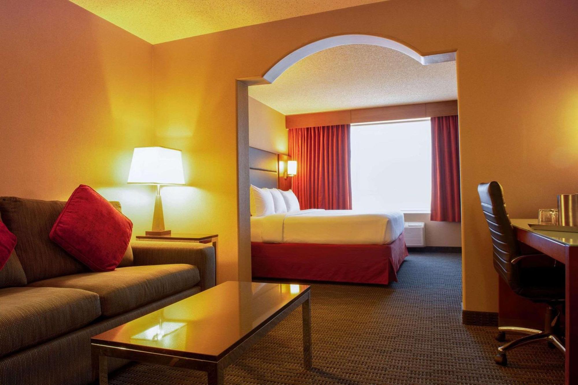 Radisson Hotel & Suites פורט מקמארי מראה חיצוני תמונה