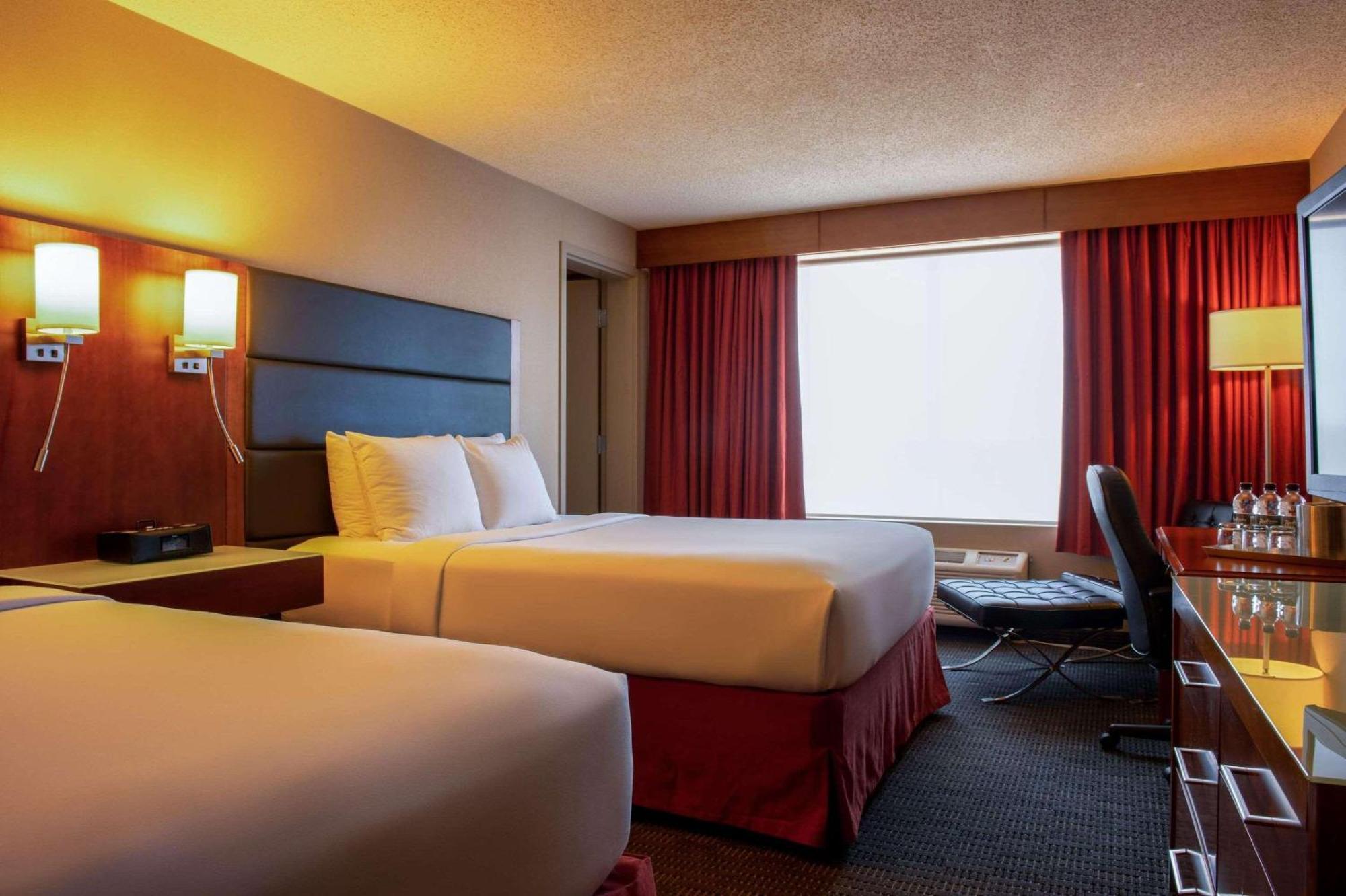Radisson Hotel & Suites פורט מקמארי מראה חיצוני תמונה