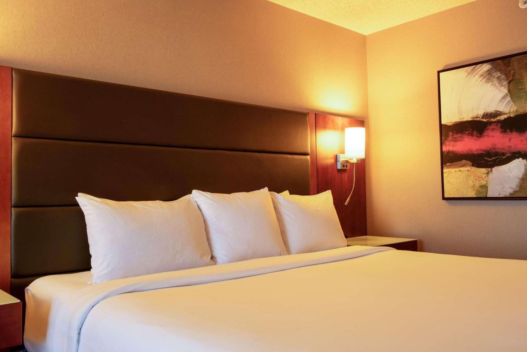 Radisson Hotel & Suites פורט מקמארי מראה חיצוני תמונה