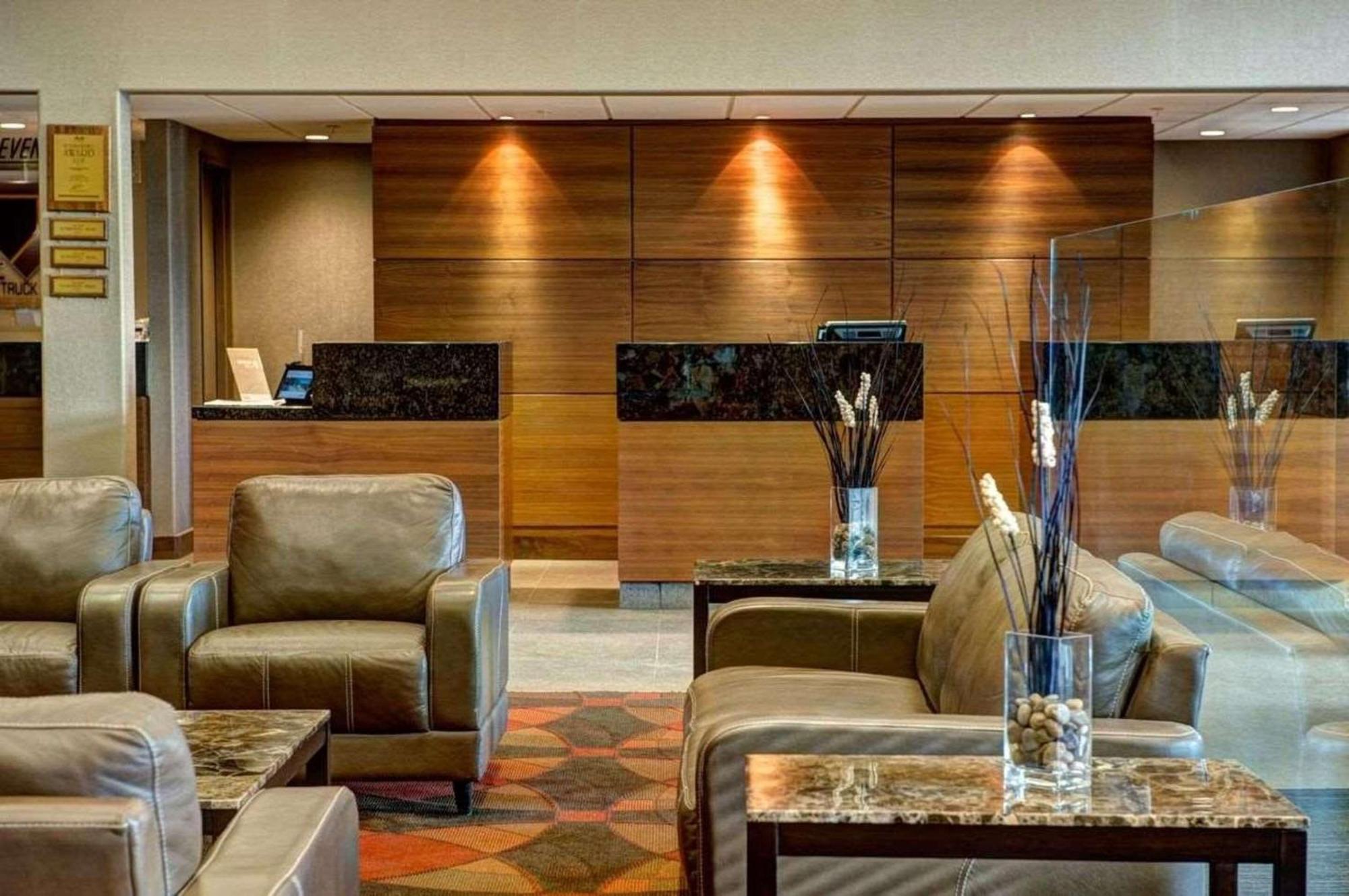 Radisson Hotel & Suites פורט מקמארי מראה חיצוני תמונה